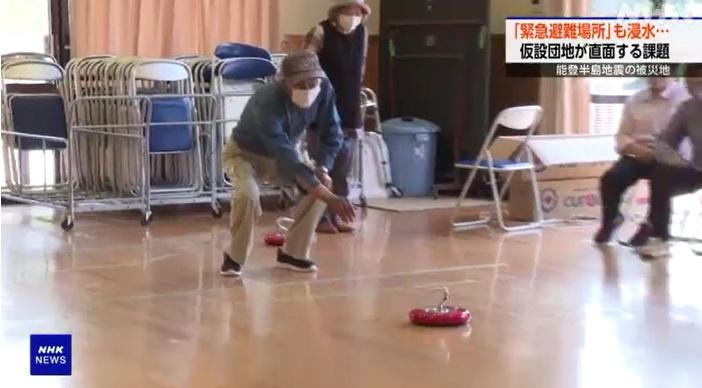 棲身石川縣輪島市一處避難所的長者參與遊戲活動。(互聯網)