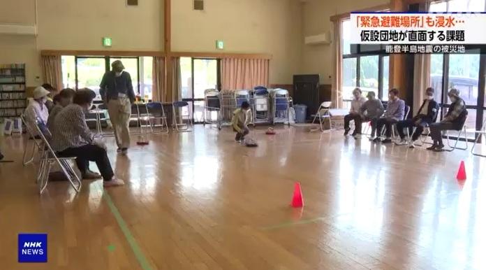 棲身石川縣輪島市一處避難所的長者參與遊戲活動。(互聯網)