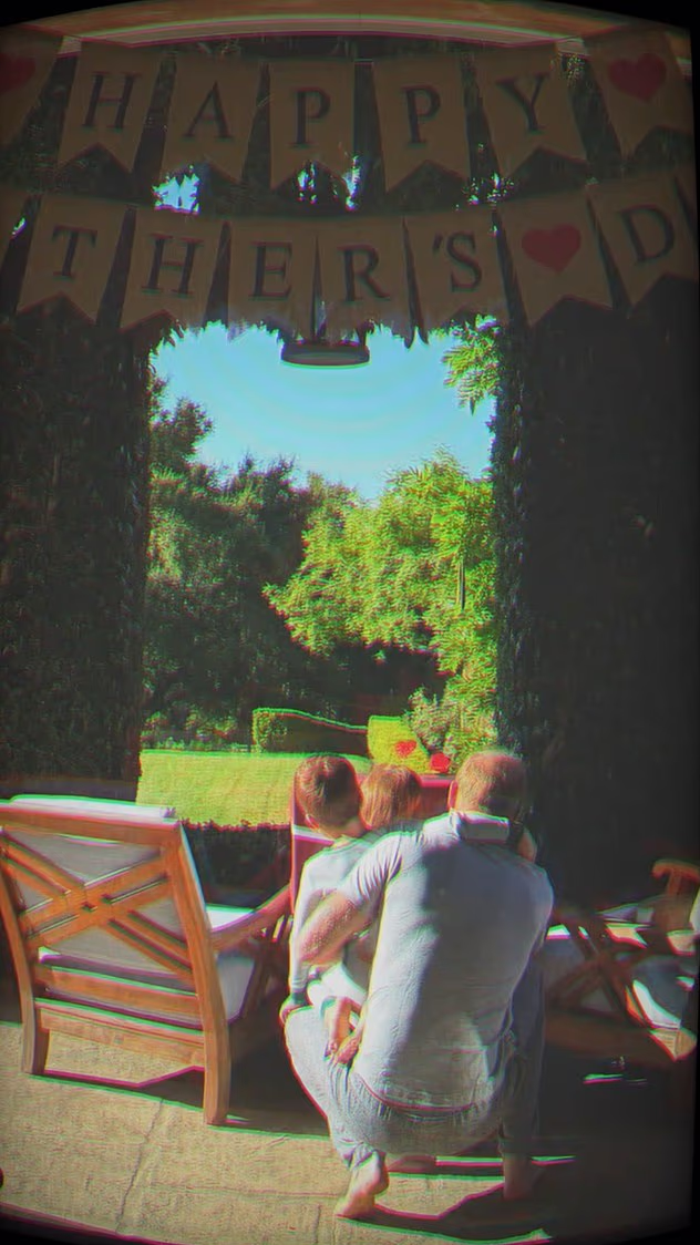 哈里與一對仔女相處的片段罕有曝光。(互聯網)