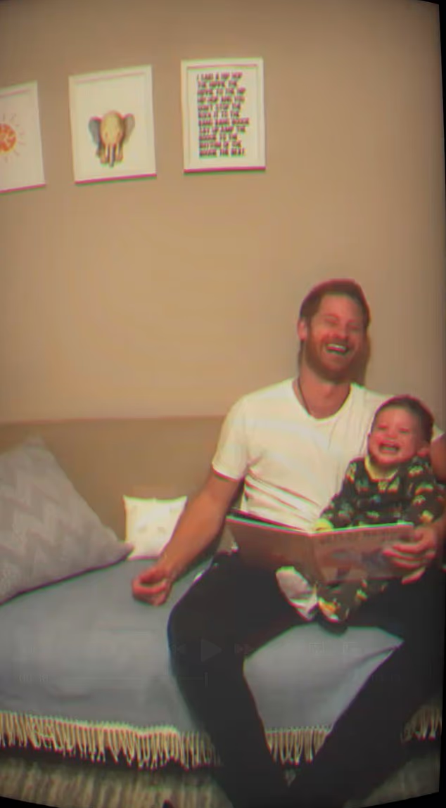 哈里與一對仔女相處的片段罕有曝光。(互聯網)