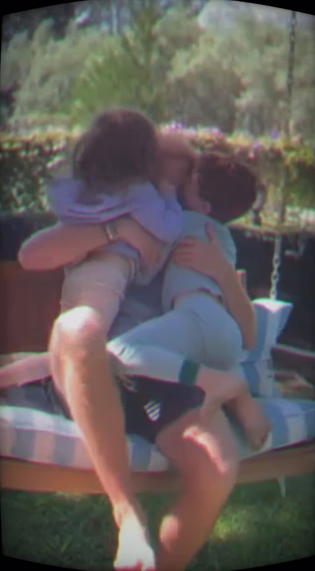 哈里與一對仔女相處的片段罕有曝光。(互聯網)