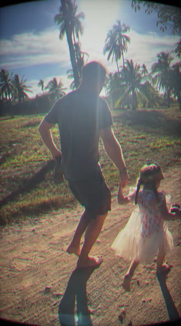 哈里與一對仔女相處的片段罕有曝光。(互聯網)