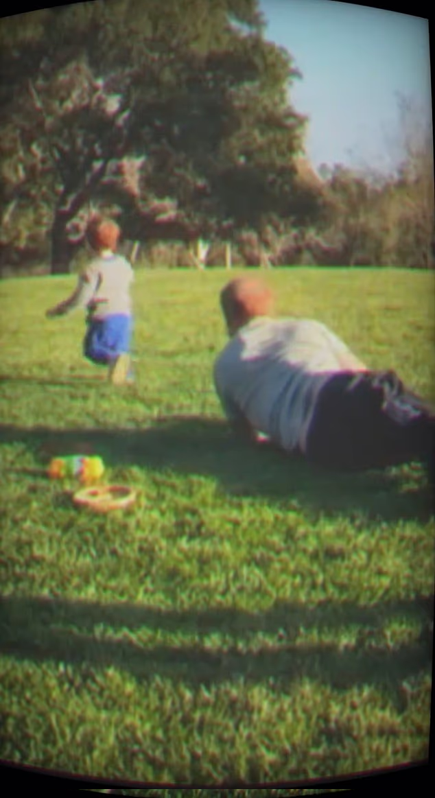 哈里與一對仔女相處的片段罕有曝光。(互聯網)