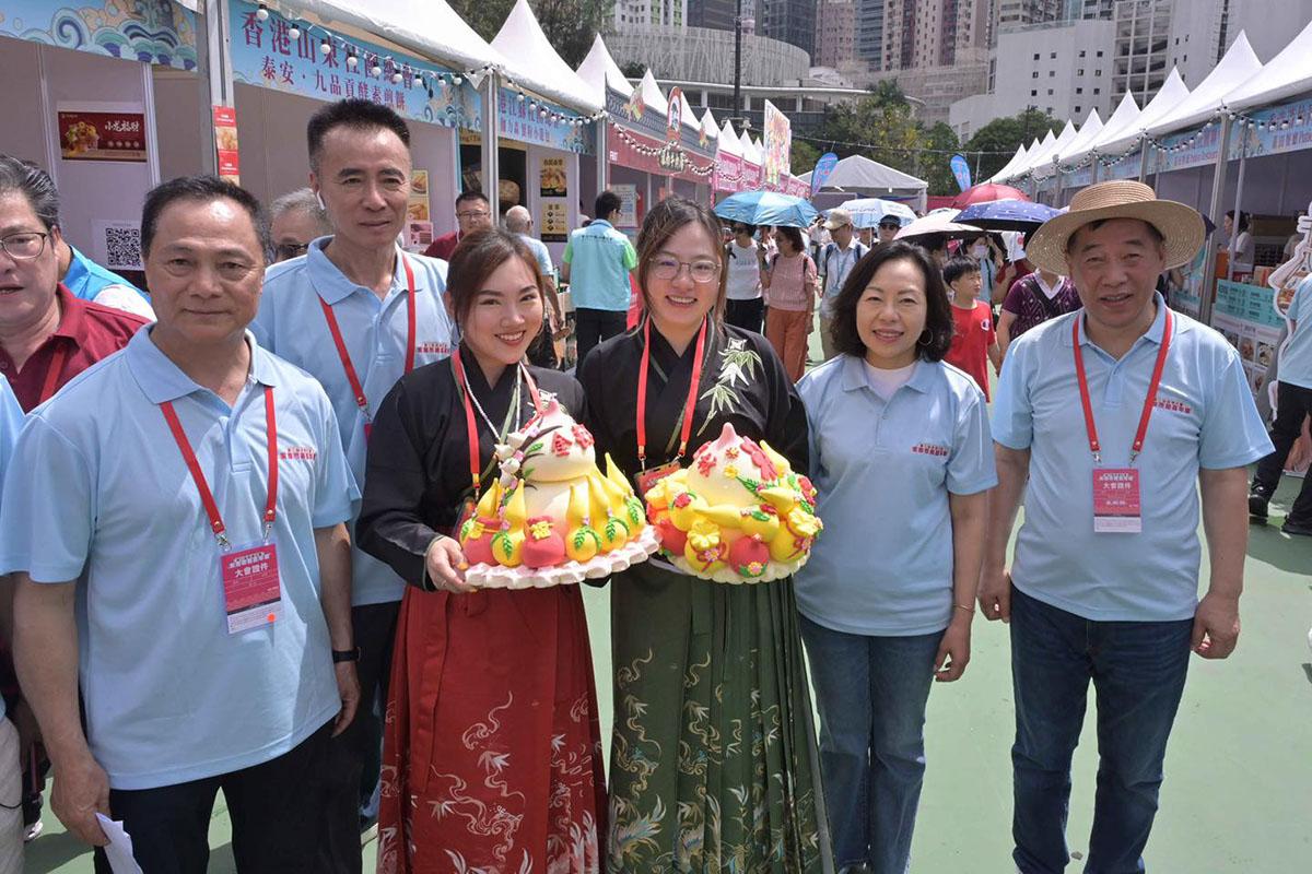 麥美娟(右二)到市集與檔主和入場人士交流。(麥美娟FB)