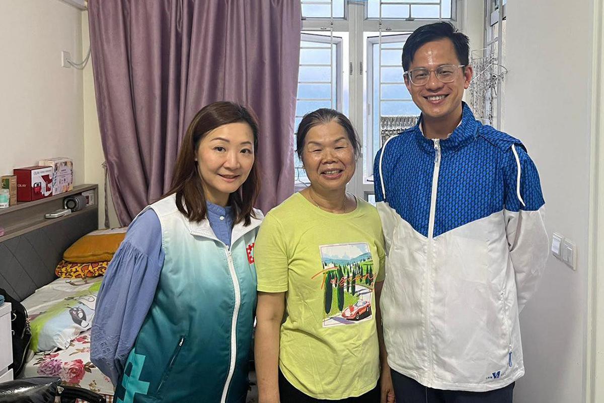 水務署和房屋署派員到皇后山邨及山麗苑探訪兩個住戶。(FB專頁「滴惜仔」)