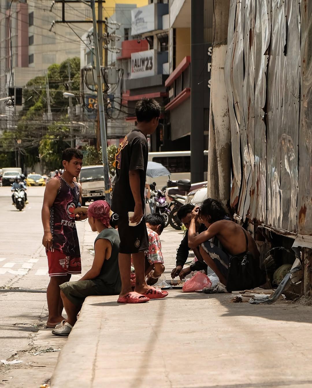 攝影師羅伯茨在IG貼出露宿者在下水道生活的照片。(@iammrthirty)