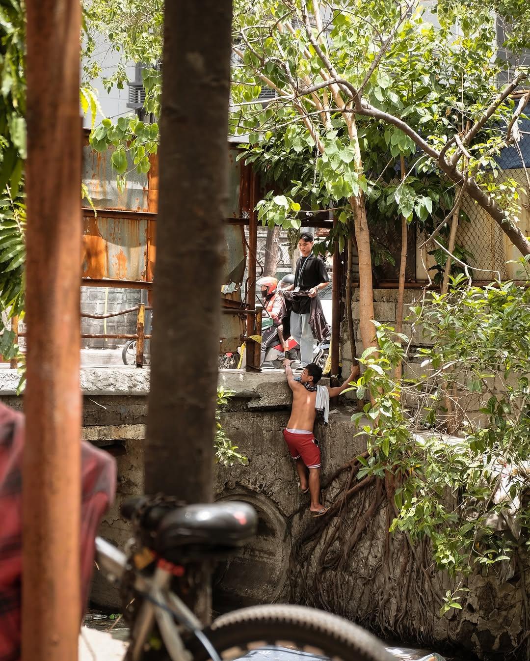 攝影師羅伯茨在IG貼出露宿者在下水道生活的照片。(@iammrthirty)