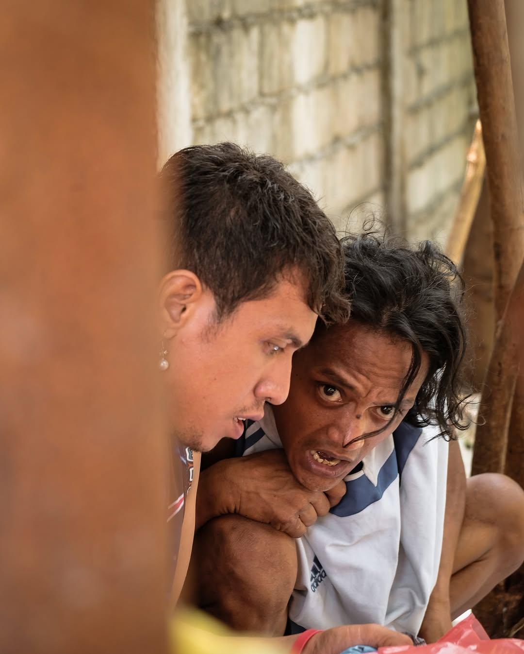 攝影師羅伯茨在IG貼出露宿者在下水道生活的照片。(@iammrthirty)