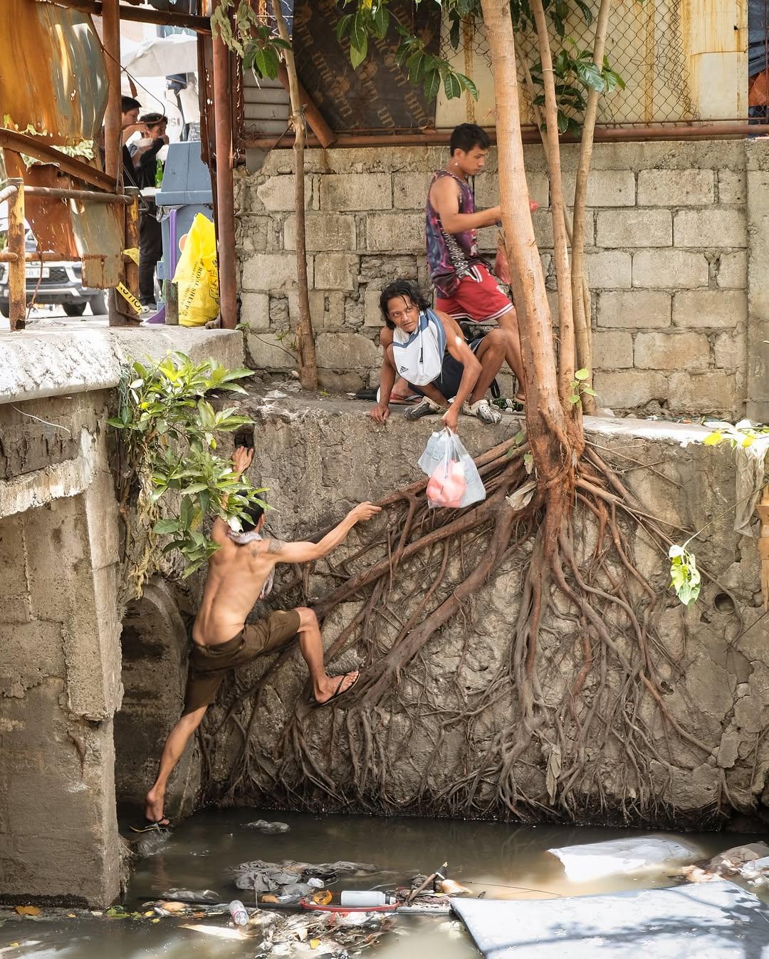 攝影師羅伯茨在IG貼出露宿者在下水道生活的照片。(@iammrthirty)