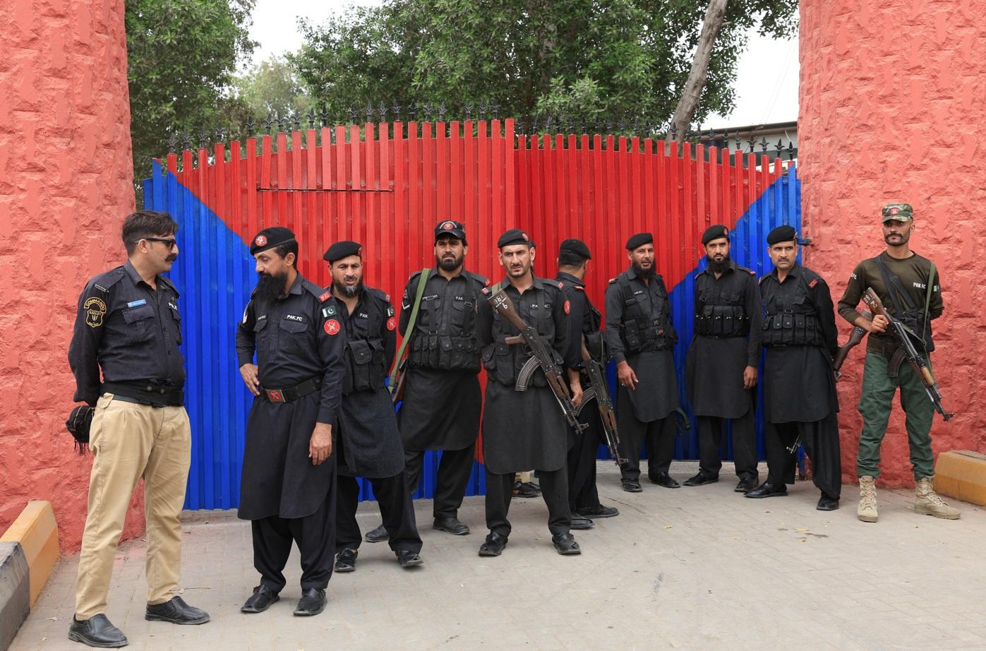 特種部隊與警員封鎖事發的監獄。(路透社)