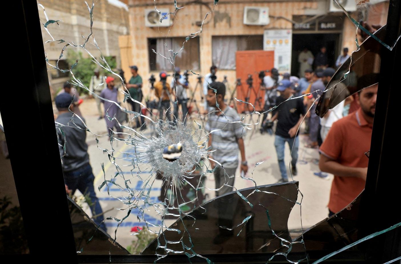 監獄的玻璃窗有子彈孔。(路透社)