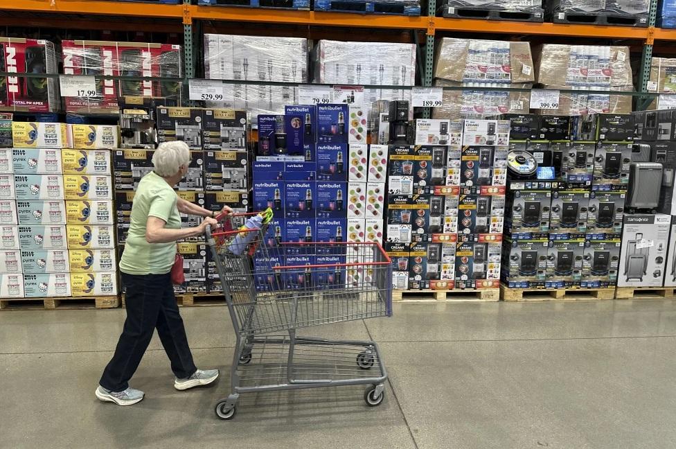 特朗普政府關稅政策對一般民眾造成的經濟壓力正逐步浮現,不少美國人開始謹慎消費。(資料圖片)