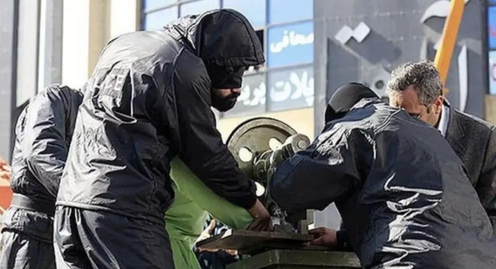 圖為伊朗當局用切割機器執行斬手刑罰。(互聯網)