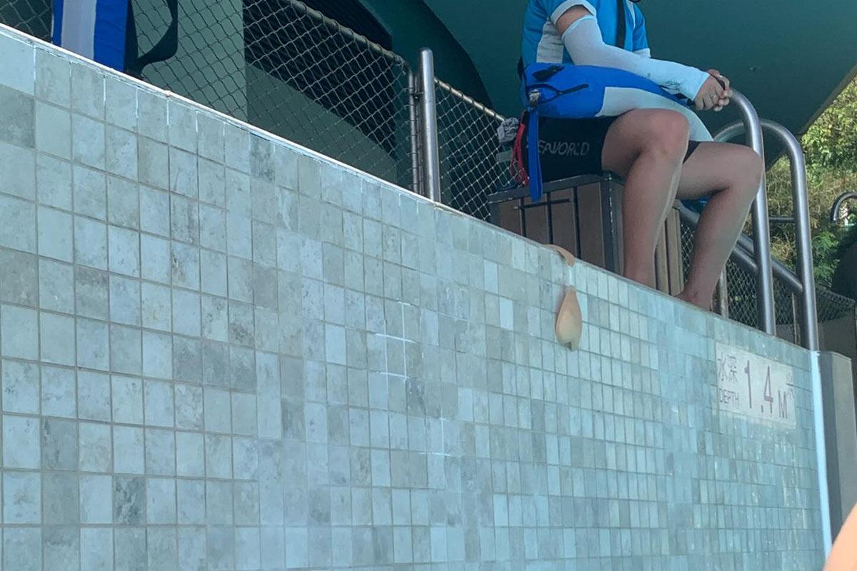 一個無人認領的隱形胸圍,被職員貼在「湧浪灣」池邊。(網民cyc_valeria@Threads)