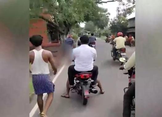 曼達爾拿著頭顱遊街,大批村民緊緊尾隨監視。(互聯網)