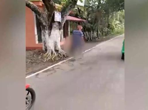 曼達爾拿著頭顱,慢慢步行。(互聯網)