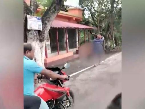 曼達爾拿著頭顱步行,還高舉長刀示威。(互聯網)