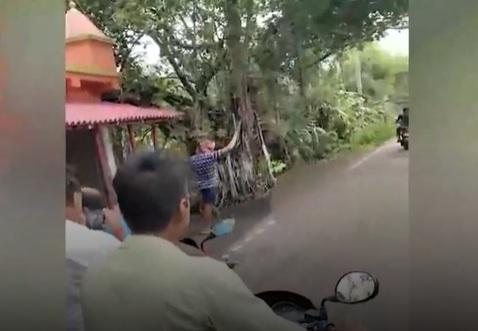 曼達爾拿著頭顱步行,還高舉長刀示威。(互聯網)