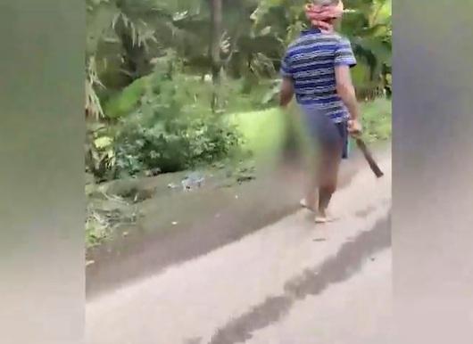 曼達爾拿著頭顱遊街,十分驚嚇。(互聯網)