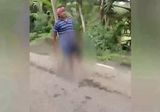 曼達爾若無其事般拿著頭顱遊街。(互聯網)