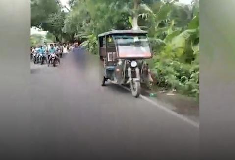 曼達爾若無其事般拿著頭顱遊街。(互聯網)