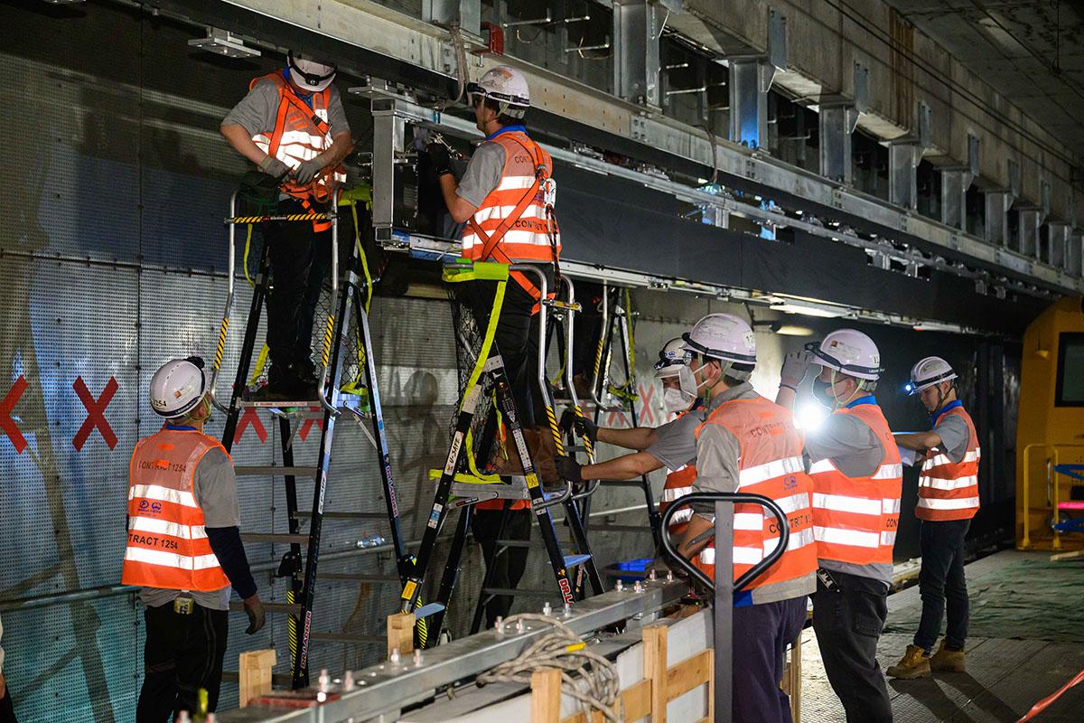 古洞站月台層正安裝玻璃幕牆。(港鐵提供)