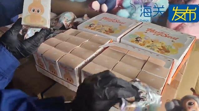 盲盒上印有泡泡瑪特的品牌標識,印有的圖案都是,泡泡瑪特大熱的Labubu系列。(互聯網)