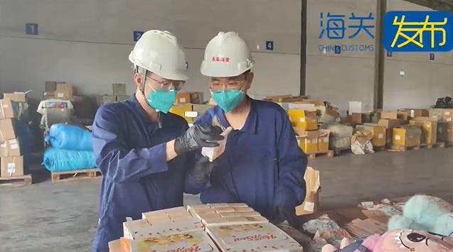 寧波海關人員檢查侵權商品。(互聯網)