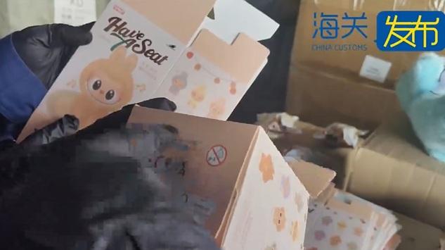 寧波海關人員檢查侵權盲盒商品。(互聯網)