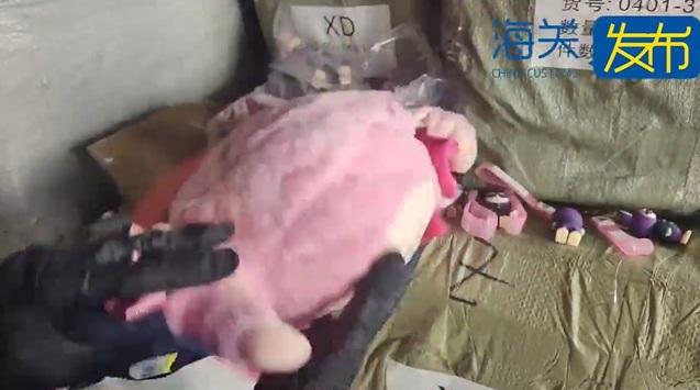 寧波海關人員檢查冒牌Labubu毛公仔。(互聯網)