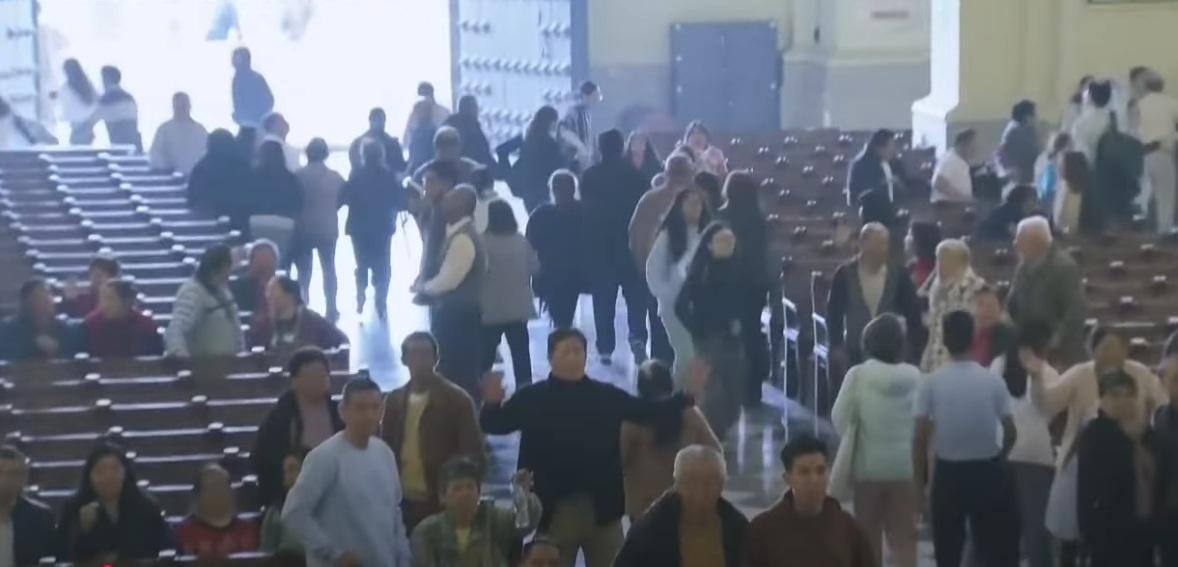 彌撒期間發生地震,神職人員及信徒紛紛逃離。(互聯網)