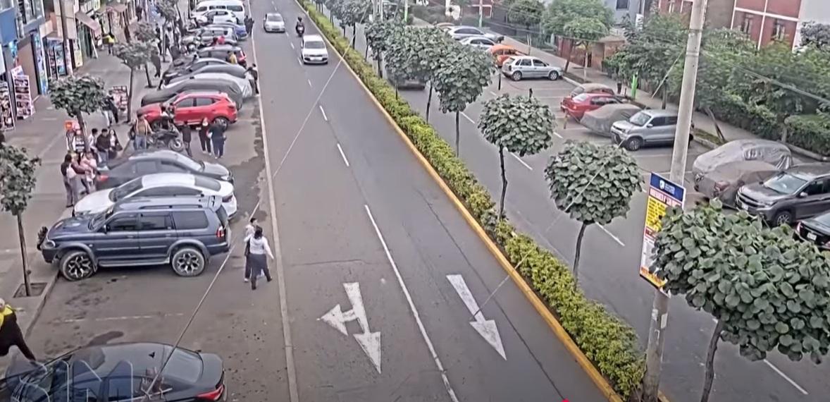 居民逃出室外。(互聯網)