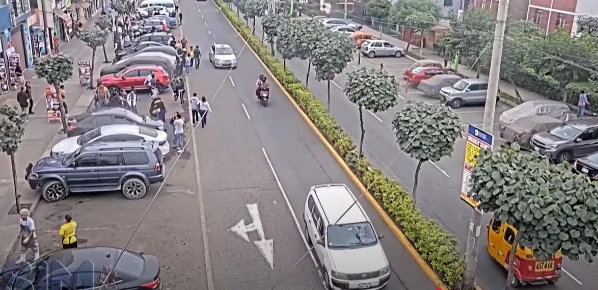 居民逃出室外。(互聯網)