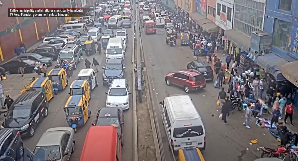 地震時,大批居民逃到街上,車輛停下,道路擠塞。(互聯網)