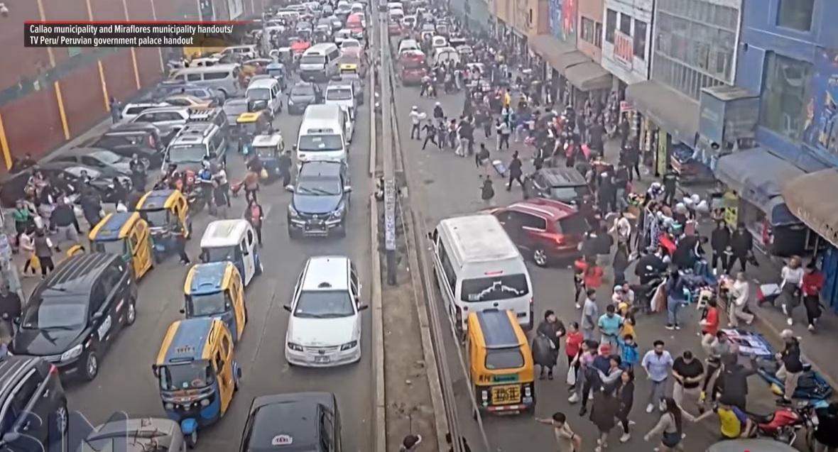 地震時,大批居民逃到街上,車輛停下,道路擠塞。(互聯網)