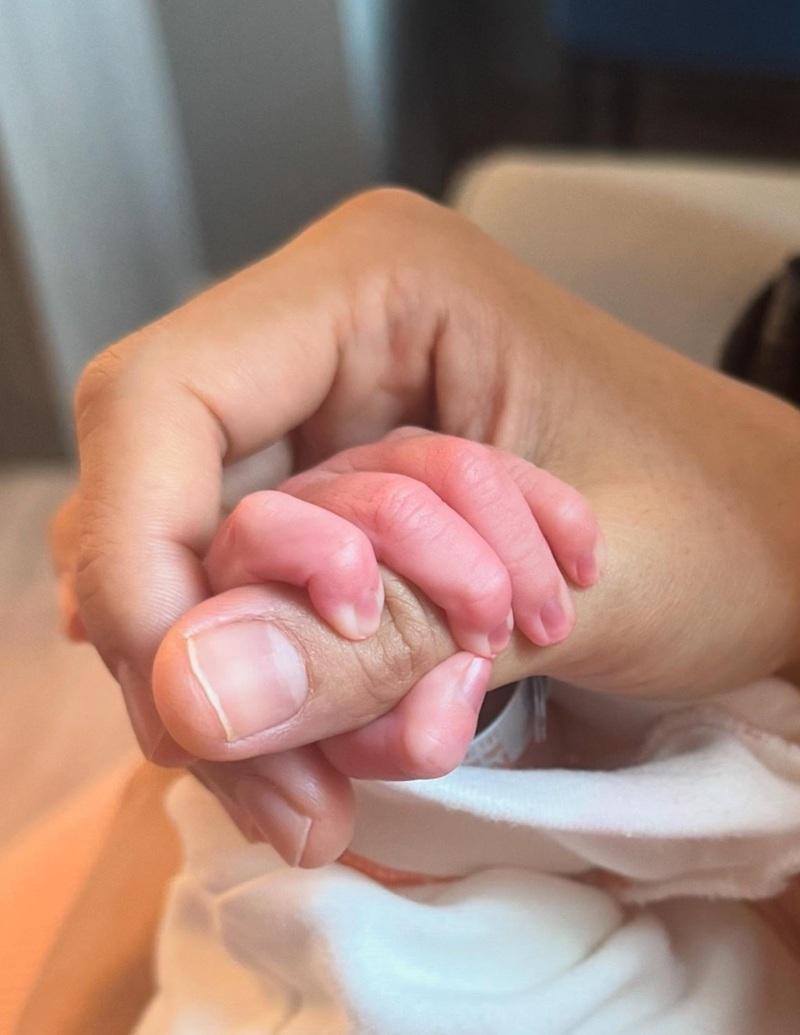小手握著大人手指,超級溫馨。
