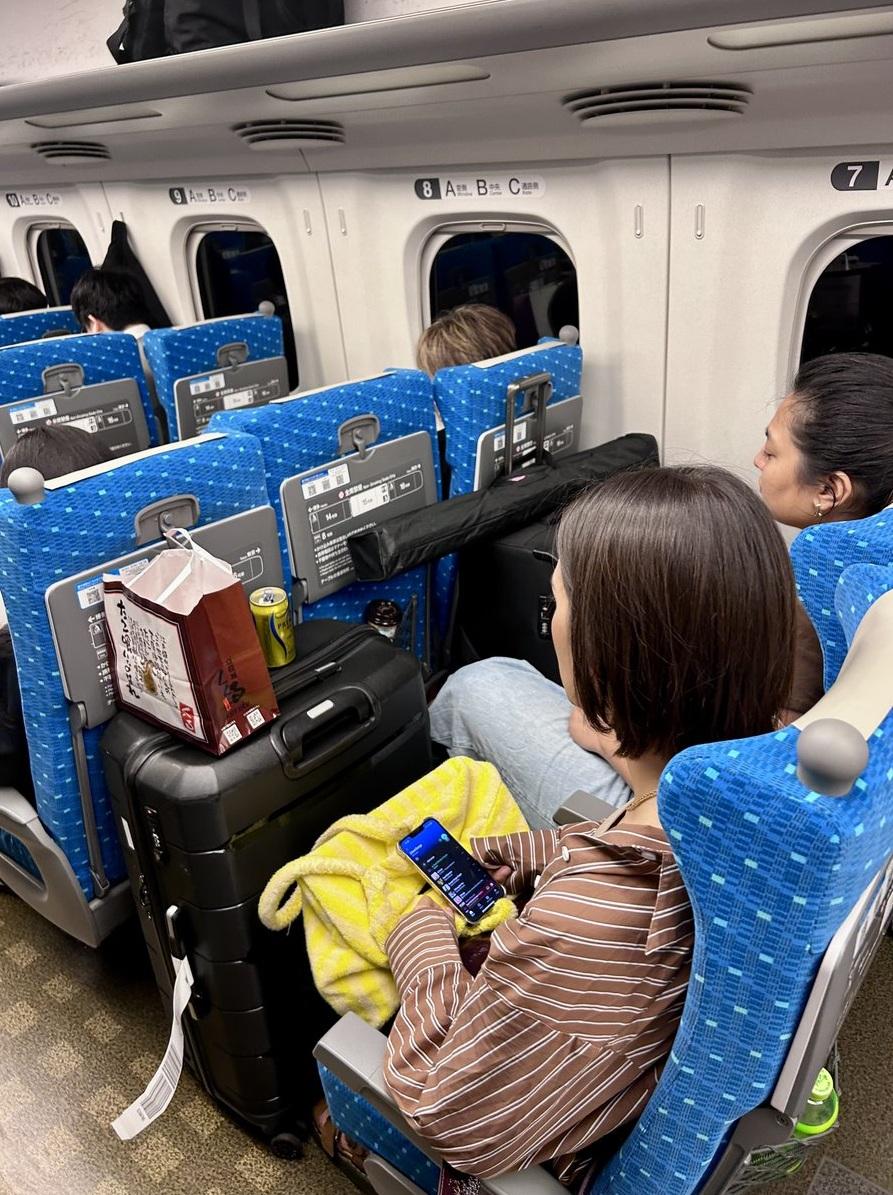 日本女子貼出外國人兩件大型行李擋路,讓她無法進入窗口座位的情況。(互聯網)