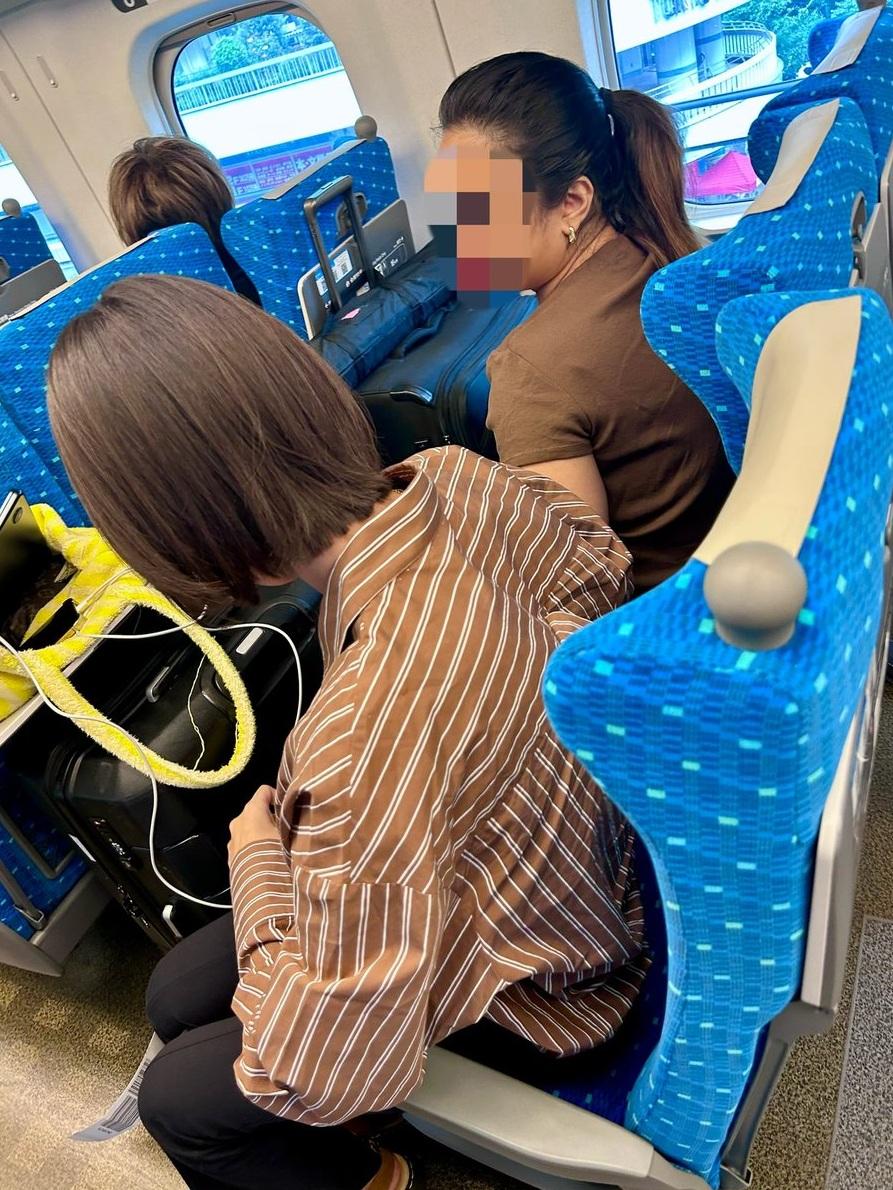 外國人兩件大型行李擋路,日本女子向她說話,但她直說「NO」。(互聯網)