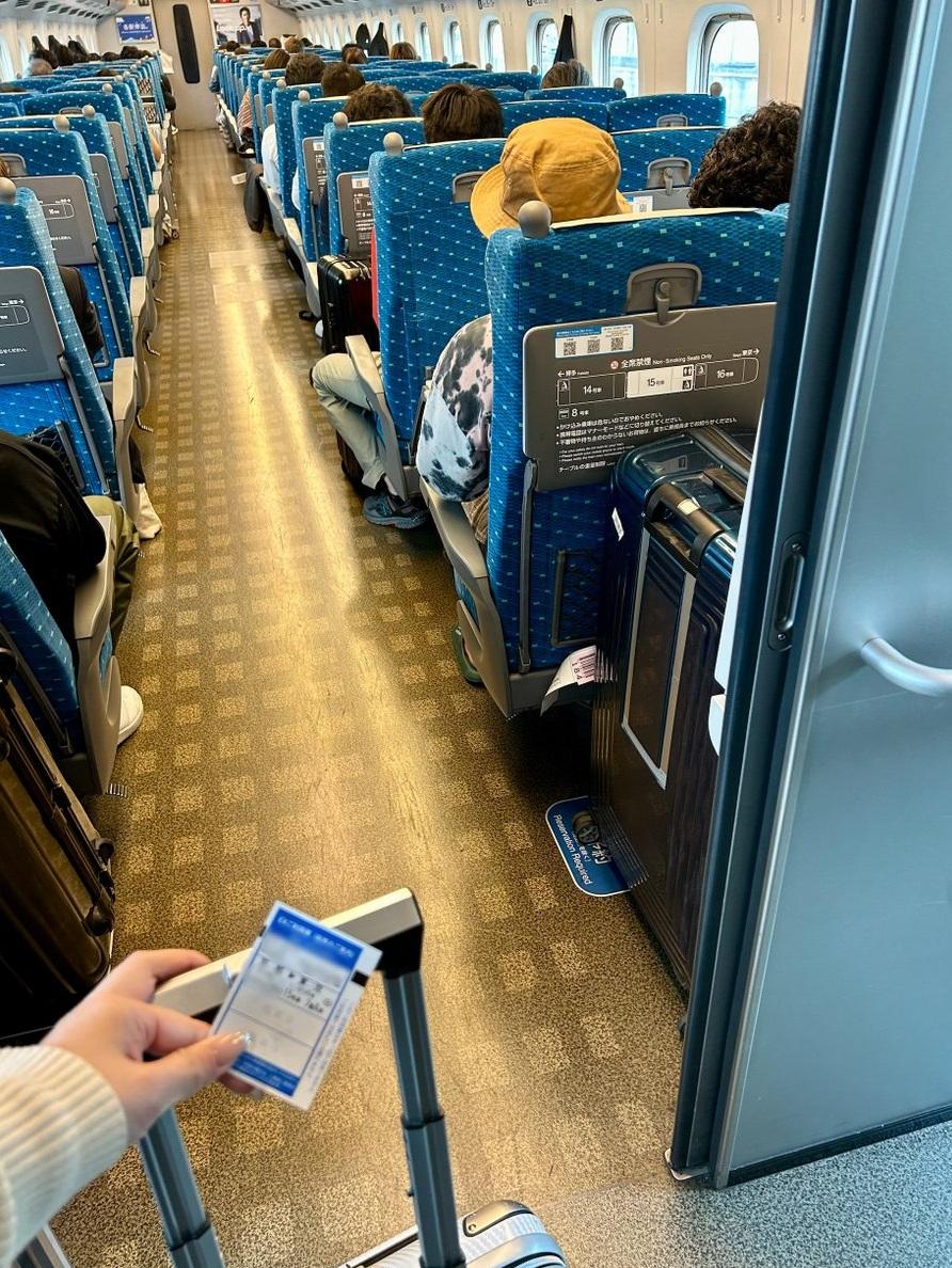 日本女子無法入座,感到慌張,不知所措。(互聯網)