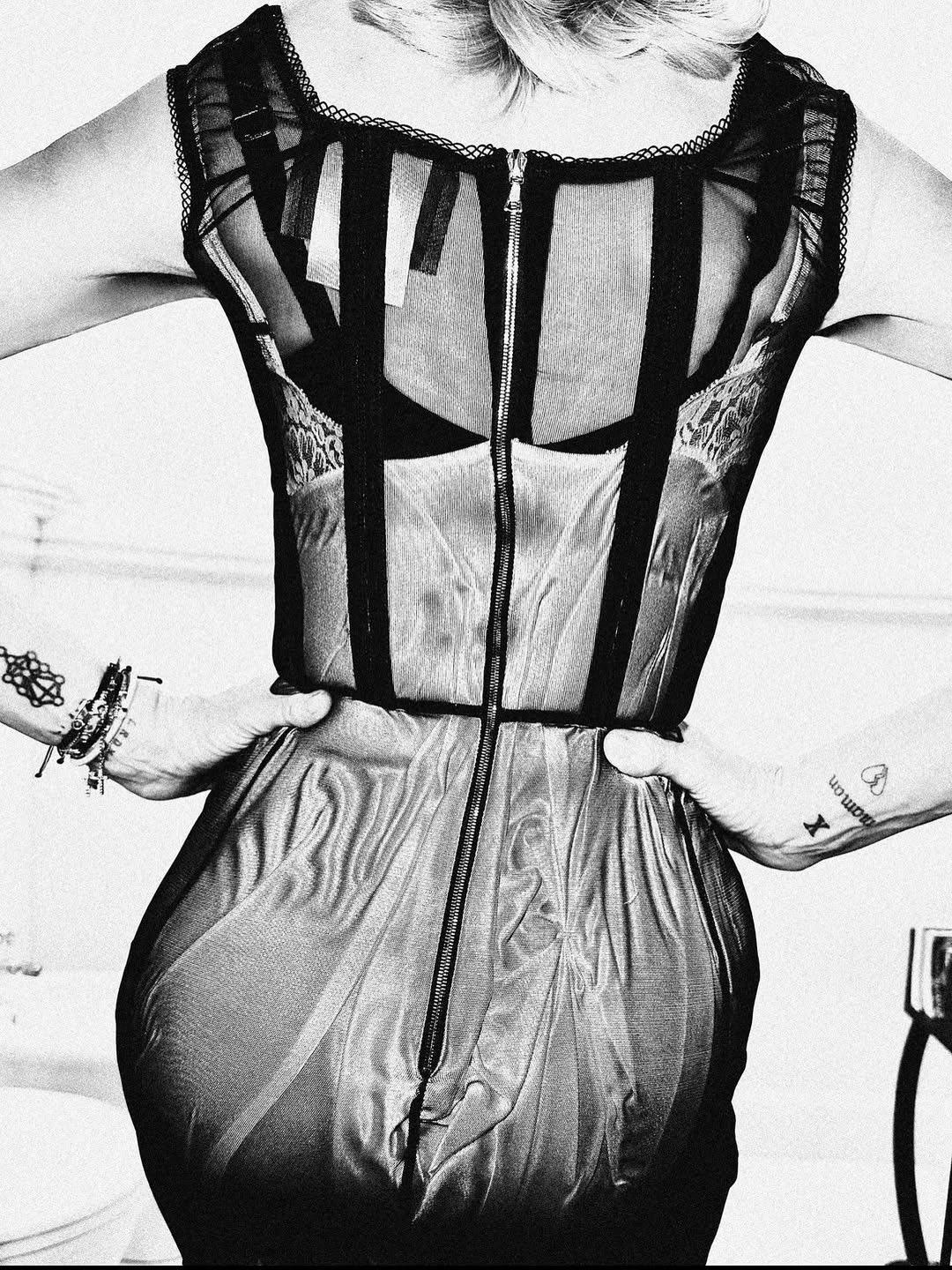 衣裳背面是透視露背。