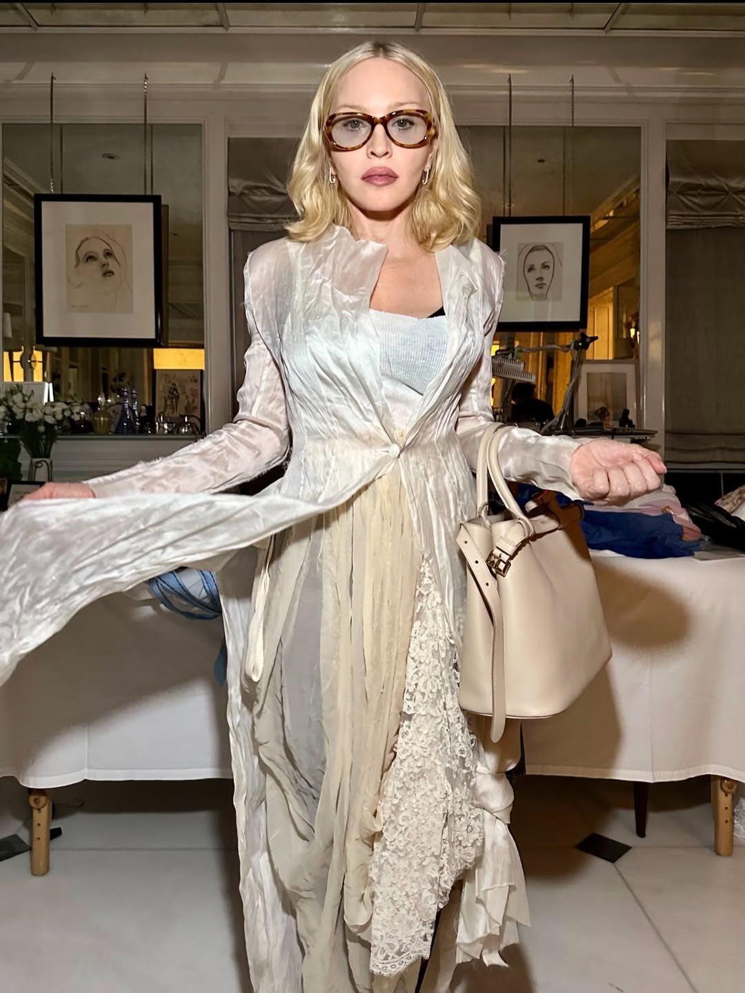 女神打扮件衫未熨的娜姐。