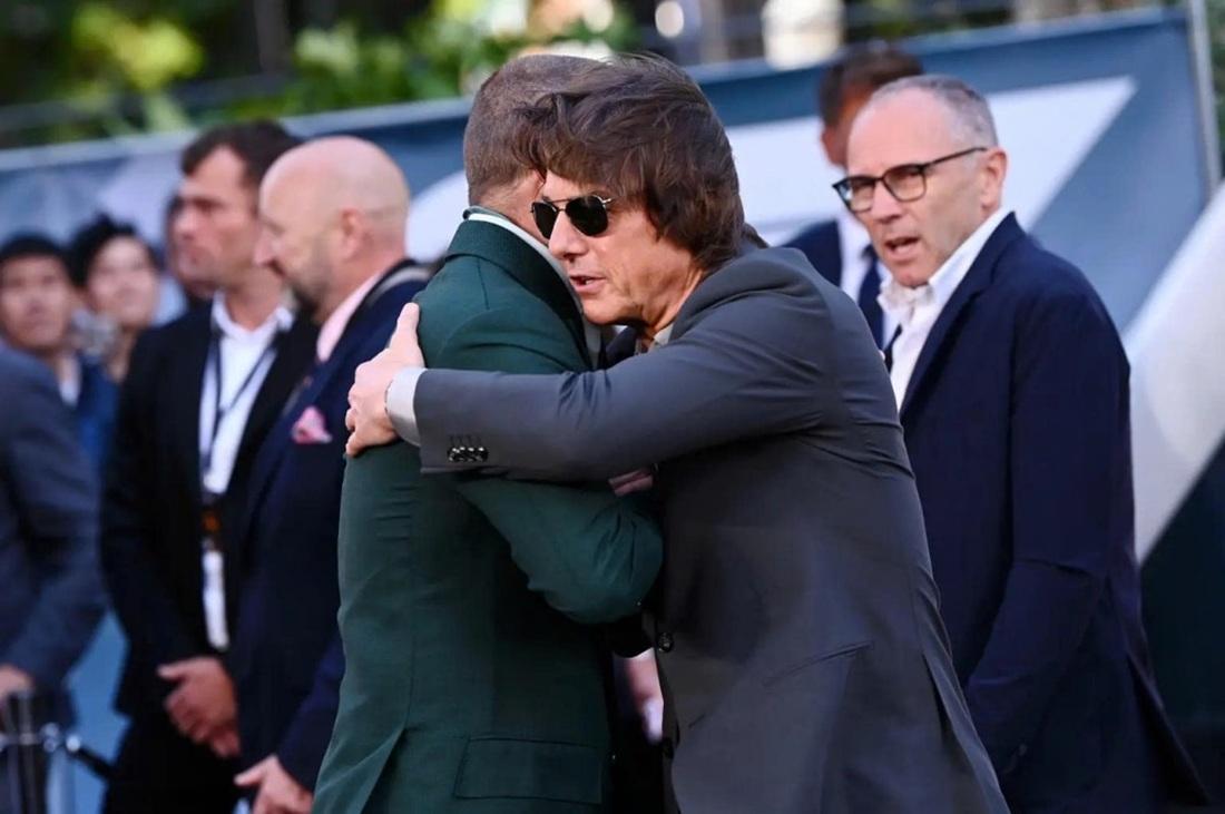 24年後再會,兩人攬得緊緊。