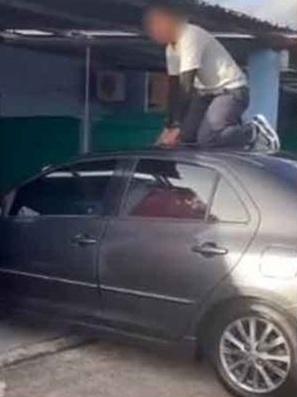 女下屬的丈夫激動地跳上車頂。(互聯網)