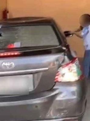 出軌男的元配試圖破壞車窗。(互聯網)