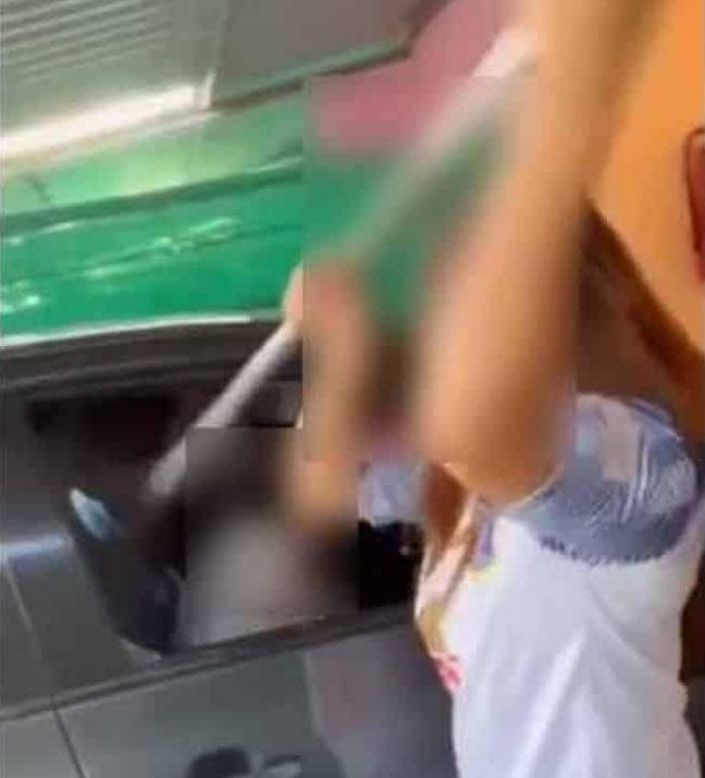 出軌男的妻子用棍棒砸爛車門玻璃。(互聯網)