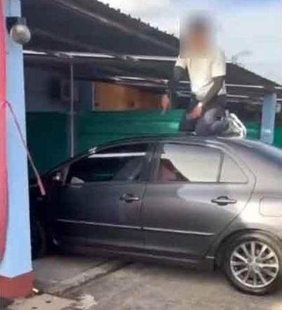 小三的老公佔據車頂。(互聯網)