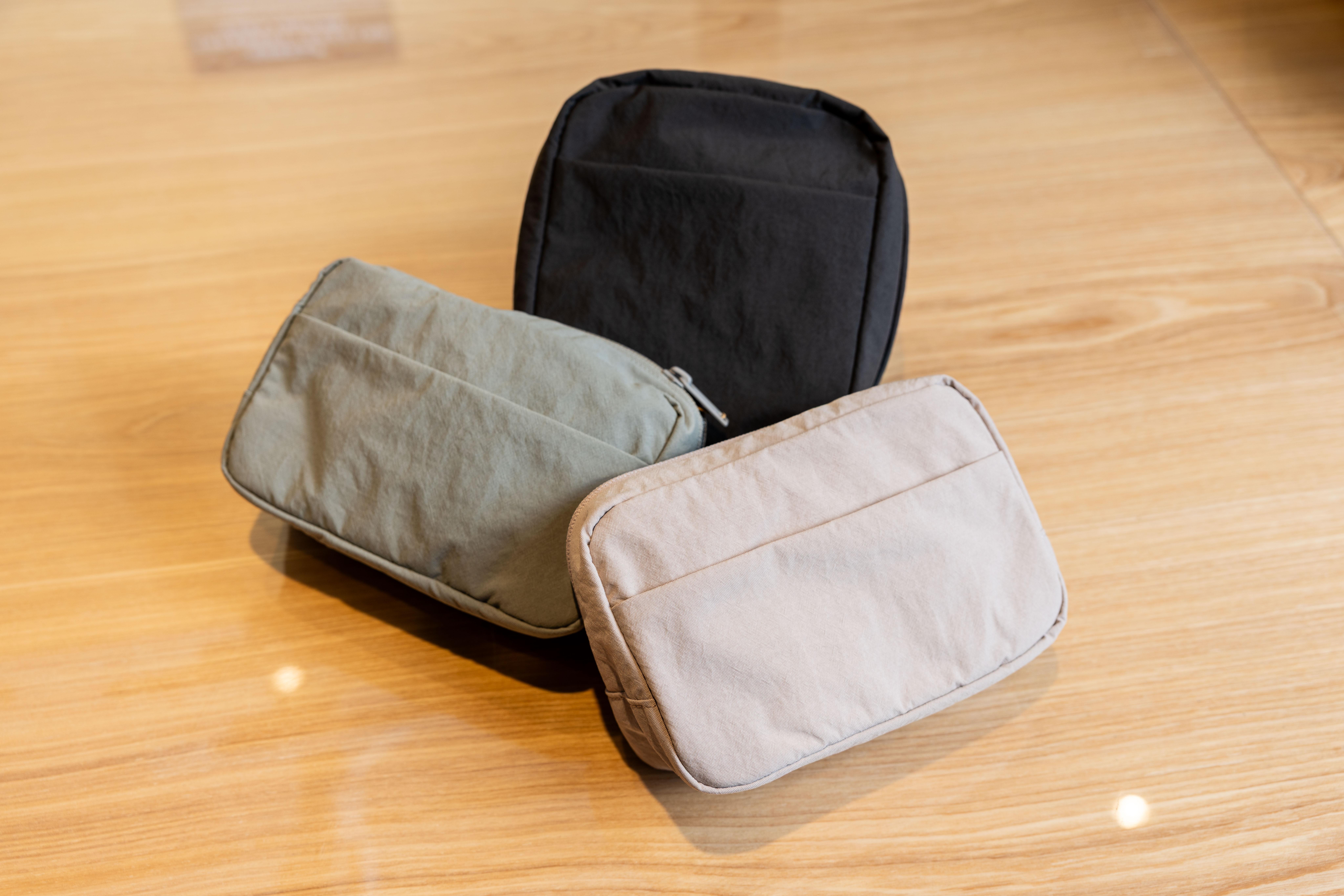 MUJI尼龍易存取開口袋&可懸掛的聚酯洗漱用品盒。