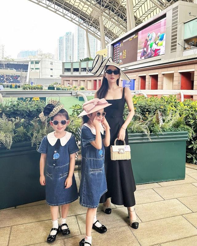 方媛則以鬆身裙現身,肚子微隆,孕味甚濃。