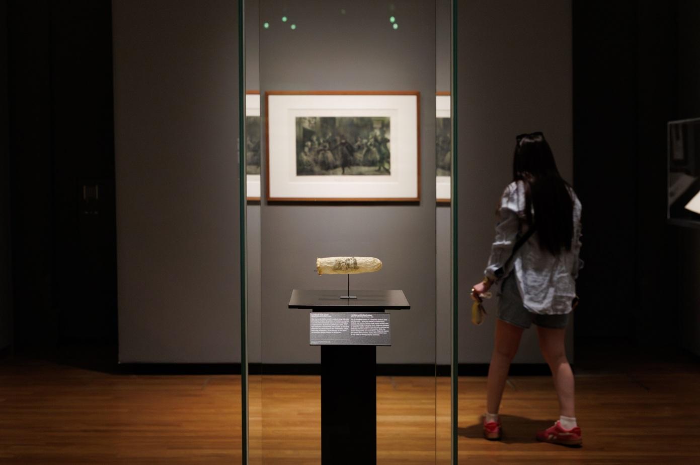 荷蘭國家博物館(Rijksmuseum)展出該個罕見、約有200年歷史的安全套。(美聯社)