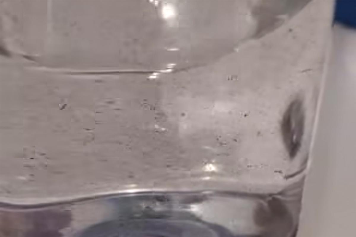 有富亨邨住戶同樣反映寓所食水出現黑點。(網民Emily Chan@FB群組「Tai Po · Fu Heng 大埔 · 富亨」)